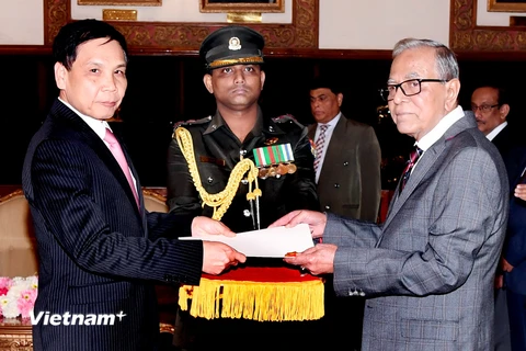 Đại sứ Việt Nam tại Bangladesh Phạm Việt Chiến trình Thư ủy nhiệm lên Tổng thống Bangladesh Abdul Hamid. (Ảnh: Huy Lê/Vietnam+)