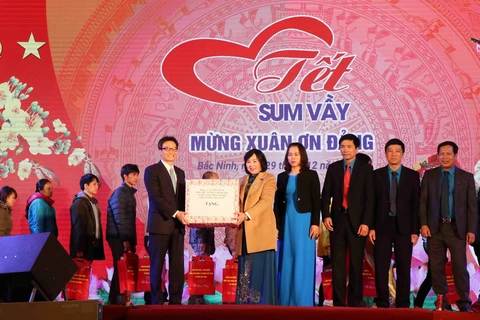Phó Thủ tướng Vũ Đức Đam tặng quà cho Liên đoàn Lao động tỉnh Bắc Ninh. (Ảnh: Thanh Thương - TTXVN)