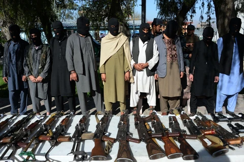 Các tay súng được cho là thành viên Taliban bị bắt giữ tại Jalalabad, Afghanistan. (Ảnh: AFP/ TTXVN)