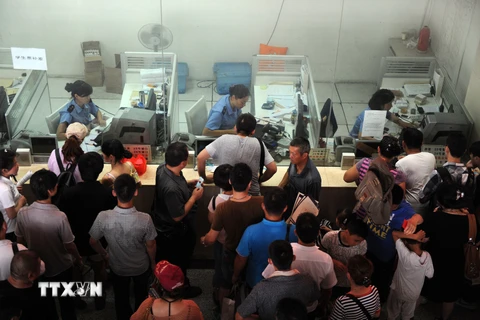 Người dân xếp hàng mua vé tàu hỏa tại nhà ga ở tỉnh An Huy, Trung Quốc. (Ảnh: AFP/TTXVN)