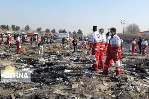 Lực lượng cứu hộ làm nhiệm vụ tại hiện trường vụ rơi máy bay chở khách của Hãng hàng không quốc tế Ukraine ở Tehran, Iran. (Ảnh: IRNA/TTXVN)