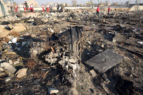 Hiện trường vụ rơi máy bay chở khách của Hãng hàng không quốc tế Ukraine ở gần Tehran, Iran ngày 8/1. (Ảnh: AFP/TTXVN)