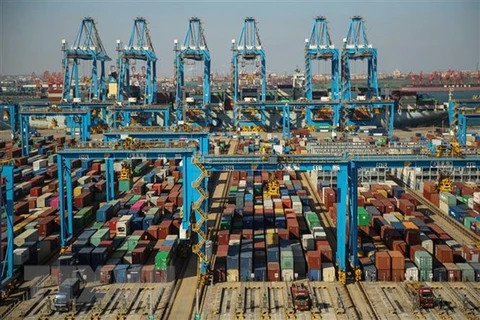 Cảng container hàng hóa ở Thanh Đảo, Trung Quốc. (Nguồn: AFP/TTXVN)