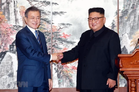 Nhà lãnh đạo Triều Tiên Kim Jong-un (phải) và Tổng thống Hàn Quốc Moon Jae-in tại hội nghị thượng đỉnh liên Triều lần thứ 3 ở Bình Nhưỡng ngày 19/9/2018. (Nguồn: AFP/TTXVN)