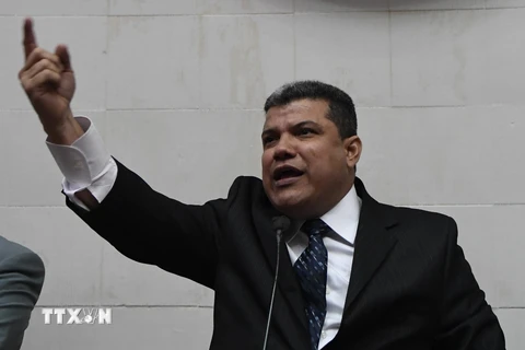 Nghị sỹ Luis Parra phát biểu sau khi được bầu làm Chủ tịch Quốc hội Venezuela. (Ảnh: AFP/TTXVN)