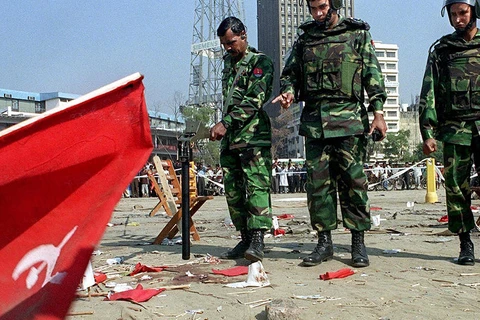 Binh sỹ Bangladesh tại hiện trường vụ nổ bom năm 2001. (Nguồn: AFP)