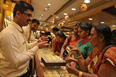 Giao dịch tại một cửa hàng kinh doanh vàng ở Ấn Độ. (Nguồn: Reuters)