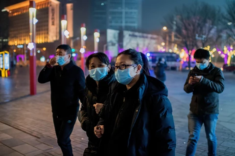 Người dân đeo khẩu trang để phòng tránh lây nhiễm virus corona tại Bắc Kinh, Trung Quốc, ngày 28/1. (Ảnh: AFP/TTXVN)