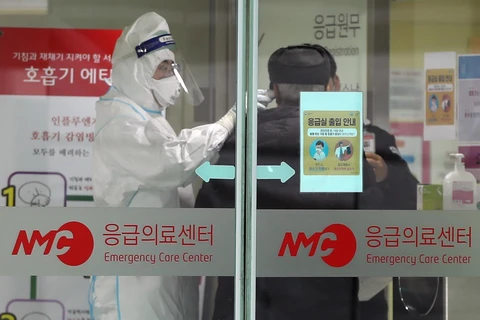 Nhân viên y tế kiểm tra thân nhiệt hành khách tại bệnh viện trung tâm Seoul, Hàn Quốc ngày 27/1/2020. (Ảnh: YONHAP/TTXVN)