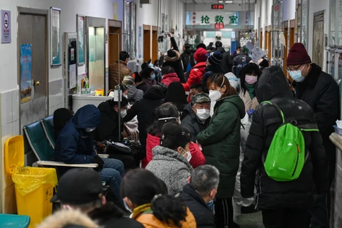 Người dân xếp hàng chờ đợi tại bệnh viện ở thành phố Vũ Hán, Trung Quốc, ngày 25/1. (Ảnh: AFP/ TTXVN)
