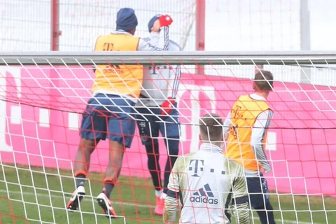 Boateng đấm Goretzka trong buổi tập của Bayern. (Nguồn: Daily Mail)