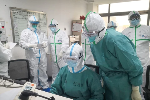 Nhân viên y tế làm việc tại bệnh viện ở thành phố Vũ Hán, tỉnh Hồ Bắc, Trung Quốc. (Ảnh: THX/TTXVN)