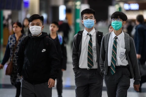 Đeo khẩu trang phòng lây nhiễm virus corona tại Hong Kong, Trung Quốc. (Ảnh: AFP/TTXVN)