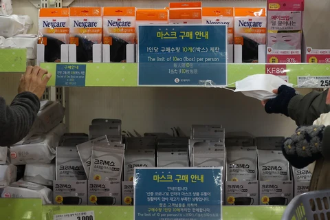 Biển hiệu thông báo mỗi khách hàng chỉ được mua tối đa 10 khẩu trang tại một cửa hàng bán lẻ ở Seoul, Hàn Quốc. (Ảnh: Yonhap/TTXVN)