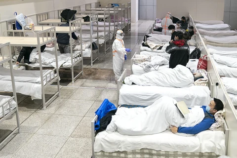 Bệnh nhân nhiễm virus corona chủng mới được điều trị tại một bệnh viện dã chiến ở Vũ Hán, Trung Quốc ngày 5/2. (Ảnh: THX/TTXVN)