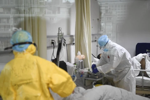 Điều trị cho bệnh nhân nhiễm virus corona chủng mới tại một bệnh viện ở Trùng Khánh, Trung Quốc. (Ảnh: THX/TTXVN)