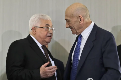 Tổng thống Palestine Mahmoud Abbas (trái) và cựu Thủ tướng Israel Ehud Olmert. (Nguồn: AP)