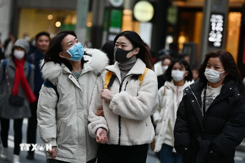 Người dân đeo khẩu trang để phòng tránh lây nhiễm virus corona tại Tokyo, Nhật Bản. (Ảnh: AFP/TTXVN)