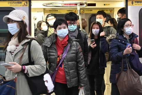 Người dân đeo khẩu trang phòng lây nhiễm virus corona tại Đài Bắc, Đài Loan, Trung Quốc. (Ảnh: AFP/TTXVN)
