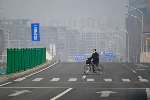 Một người dân đạp xe trên đường phố Bắc Kinh, Trung Quốc. (Nguồn: Getty Images)