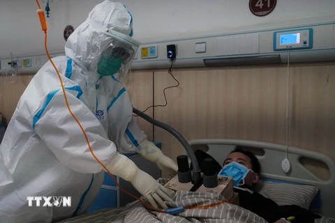 Bệnh nhân nhiễm COVID-19 được điều trị tại bệnh viện ở Nam Xương, tỉnh Giang Tây, Trung Quốc. (Ảnh: THX/TTXVN)