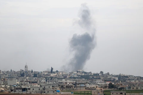 Khói bốc lên sau một cuộc không kích tại Idlib, Tây Bắc Syria. (Ảnh: AFP/TTXVN)