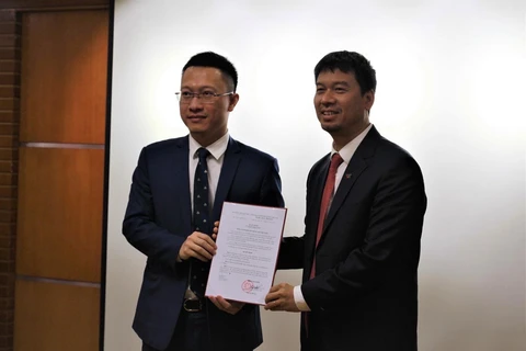 Ông Ngô Minh Hiển, Phó Tổng giám đốc VOV trao quyết định bổ nhiệm có thời hạn ông Lương Minh Đức (trái) giữ chức Phó Giám Đốc Đài Truyền hình Kỹ thuật số VTC.