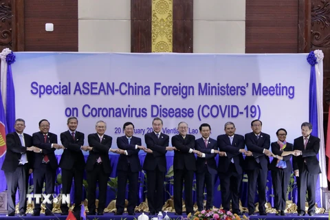 Bộ trưởng Ngoại giao 10 nước thành viên ASEAN, Tổng thư ký ASEAN và Ngoại trưởng Trung Quốc dự Hội nghị chụp ảnh chung. (Ảnh: Phạm Kiên/TTXVN)