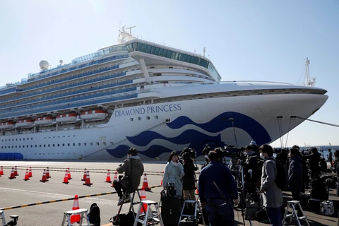 Tàu Diamond Princess neo tại cảng Yokohama, Nhật Bản. (Ảnh: Reuters/TTXVN)