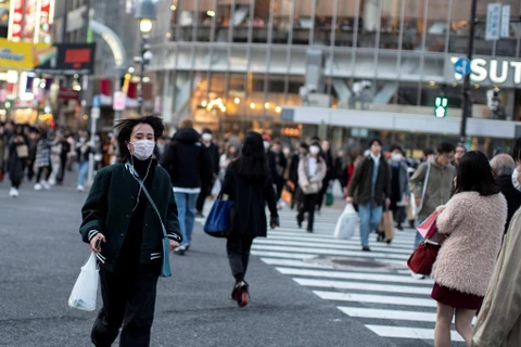 Người dân Nhật Bản đeo khẩu trang khi ra đường. (Nguồn: Reuters)
