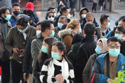 Khách du lịch đeo khẩu trang để phòng tránh lây nhiễm COVID-19 tại nhà ga tàu hỏa ở Seoul, Hàn Quốc. (Ảnh: Yonhap/TTXVN)