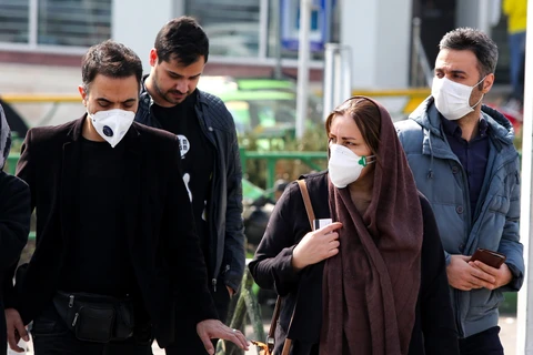 Người dân đeo khẩu trang đề phòng lây nhiễm COVID-19 tại Tehran, Iran ngày 22/2. (Ảnh: AFP/TTXVN)