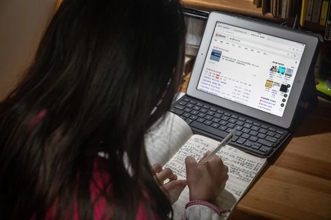 Học sinh, sinh viên Trung Quốc có thể sử dụng Internet để tham gia các lớp học trực tuyến.