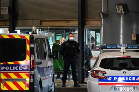 An ninh thắt chặt ở bến xe buýt Lyon Perranche. (Nguồn: AFP)