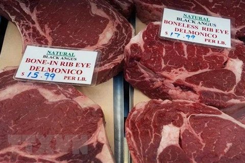 Thịt bò được bày bán tại một chợ ở Washington, DC, Mỹ. (Nguồn: AFP/TTXVN) 