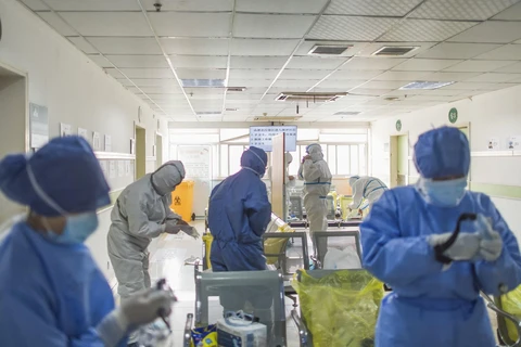 Nhân viên y tế làm việc tại khu vực cách ly của bệnh viện Vũ Hán, tỉnh Hồ Bắc, Trung Quốc ngày 22/2. (Ảnh: THX/TTXVN)