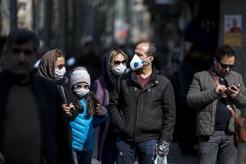 Người dân đeo khẩu trang để phòng tránh lây nhiễm COVID-19 tại Tehran, Iran, ngày 23/2/2020. (Ảnh: THX/TTXVN)