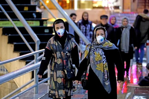 Người dân đeo khẩu trang đề phòng lây nhiễm COVID-19 tại thủ đô Tehran, Iran ngày 20/2. (Ảnh: AFP/TXTVN)
