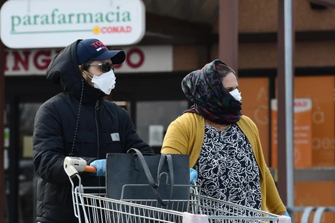 Người dân đeo khẩu trang phòng dịch viêm đường hô hấp cấp COVID-19 tại thị trấn Casalpusterlengo, Italy ngày 23/2. (Ảnh: AFP/TTXVN)