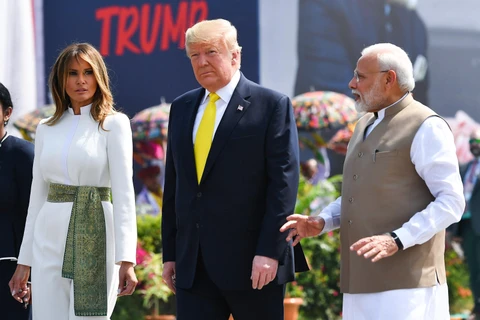 Thủ tướng Ấn Độ Narenda Modi (phải) đón Tổng thống Mỹ Donald Trump (giữa) và Đệ nhất phu nhân Melania Trump tại sân bay quốc tế Sardar Vallabhbhai Patel. (Ảnh: AFP/TTXVN)