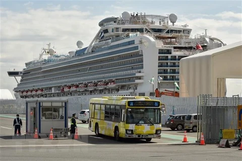 Xe buýt chở hành khách trên du thuyền Diamond Princess rời cảng ở Yokohama, Nhật Bản. (Ảnh: AFP/TTXVN)