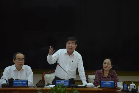 Chủ tịch UBND Thành phố Hồ Chí Minh Nguyễn Thành Phong chỉ đạo công tác phòng chống dịch COVID-19 trên địa bàn. (Ảnh: Hứa Chung/TTXVN)