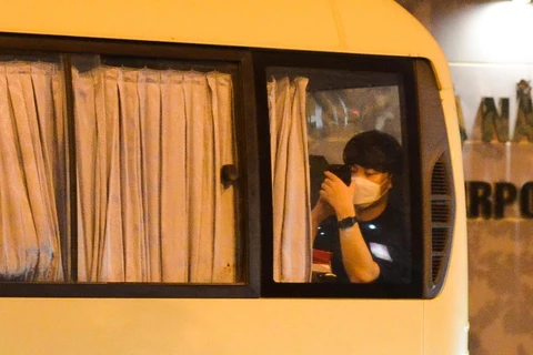 Hành khách Hàn Quốc trên xe khi được chở đến Sân bay Quốc tế Đà Nẵng. (Ảnh: Văn Dũng/TTXVN)