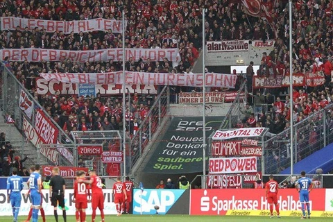Phút thứ 63, Ultra Bayern giơ tấm biểu ngữ đầu tiên nhằm vào Dietmar Hopp. (Nguồn: AFP)