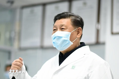 Chủ tịch Trung Quốc Tập Cận Bình trong chuyến thị sát một bệnh viện tại Bắc Kinh, nơi các bệnh nhân nhiễm COVID-19 được điều trị. (Ảnh: THX/TTXVN)