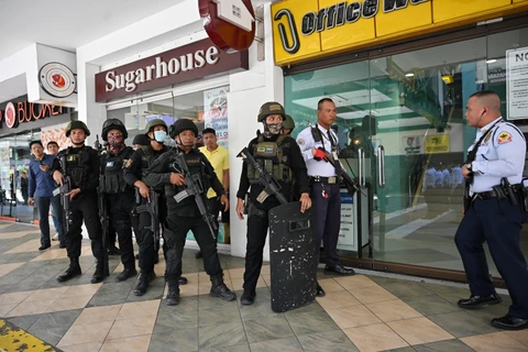Cảnh sát tại hiện trường vụ bắt giữ con tin. (Ảnh: AFP/TTXVN)