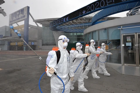 Phun thuốc khử trùng tại một nhà ga ở Daegu, Hàn Quốc, nhằm ngăn chặn sự lây lan của COVID-19. (Ảnh: THX/TTXVN)