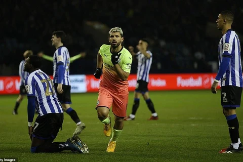 Arguero đưa Man City và tứ kết FA Cup.