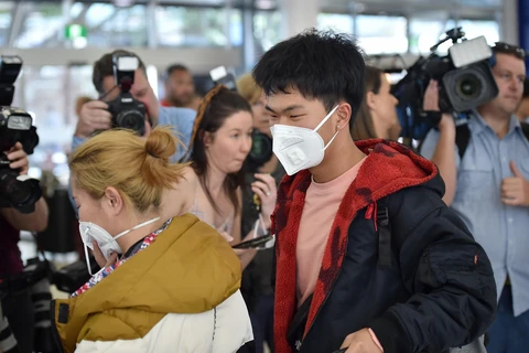 Hành khách đeo khẩu trang để phòng tránh lây nhiễm COVID-19 tại sân bay Sydney, Australia. (Ảnh: AFP/TTXVN)