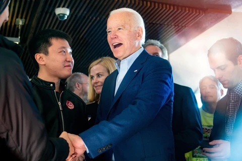 Cựu Phó Tổng thống Mỹ Joe Biden bên những người ủng hộ tại Oakland, California, Mỹ. (Ảnh: AFP/TTXVN)